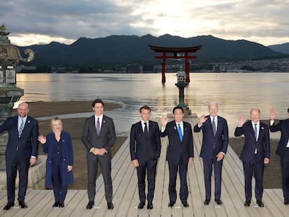 Hiroshima (Japan), 19/05/2023.- A handout photo made available by the G7 Hiroshima Summit Host shows (L-R) European Council President Charles Michel, Italian Prime Minister Giorgia Meloni, Canadian Prime Minister Justin Trudeau, French President Emmanuel Macron, Japan'Äôs Prime Minister Fumio Kishida, US President Joe Biden, German Chancellor Olaf Scholz, British Prime Minister Rishi Sunak and European Commission President Ursula von der Leyen waving as they pose for a group photo at the Itsukushima Shrine on Miyajima island during the G7 Hiroshima Summit in Hiroshima, Japan, 19 May 2023. The G7 Hiroshima Summit will be held from 19 to 21 May 2023. (Japón) EFE/EPA/G7 Hiroshima Summit Host / HANDOUT HANDOUT EDITORIAL USE ONLY/NO SALES
