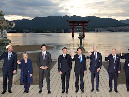 Hiroshima (Japan), 19/05/2023.- A handout photo made available by the G7 Hiroshima Summit Host shows (L-R) European Council President Charles Michel, Italian Prime Minister Giorgia Meloni, Canadian Prime Minister Justin Trudeau, French President Emmanuel Macron, Japan'Äôs Prime Minister Fumio Kishida, US President Joe Biden, German Chancellor Olaf Scholz, British Prime Minister Rishi Sunak and European Commission President Ursula von der Leyen waving as they pose for a group photo at the Itsukushima Shrine on Miyajima island during the G7 Hiroshima Summit in Hiroshima, Japan, 19 May 2023. The G7 Hiroshima Summit will be held from 19 to 21 May 2023. (Japón) EFE/EPA/G7 Hiroshima Summit Host / HANDOUT HANDOUT EDITORIAL USE ONLY/NO SALES
