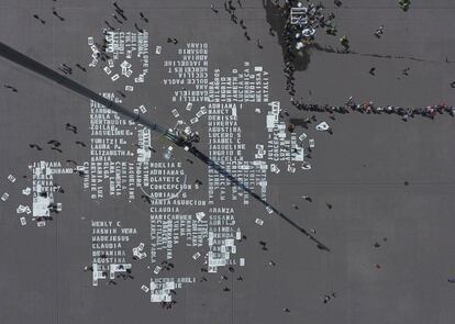 Las mexicanas pintan sobre el suelo de la principal plaza de Ciudad de México los nombres de las más de 3.000 víctimas de feminicidios.