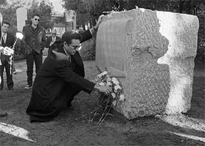 El actor Andy García, que encarnó a Lorca, visita en 1997 el monumento que recuerda dónde murió.
