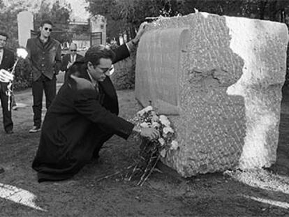 El actor Andy García, que encarnó a Lorca, visita en 1997 el monumento que recuerda dónde murió.