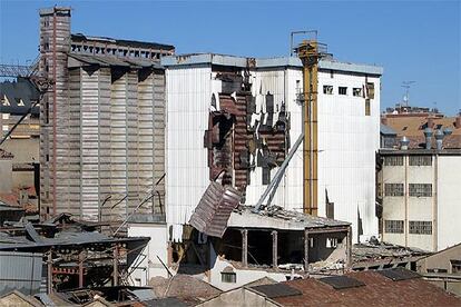 Instalaciones de la harinera Porta, en la que se aprecian destrozos causados por la explosión, cerca de edificios de viviendas.