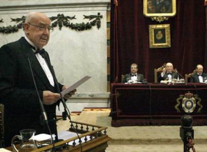 José Luis Borau  durante la lectura del discurso de ingreso en la Real Academia Española.