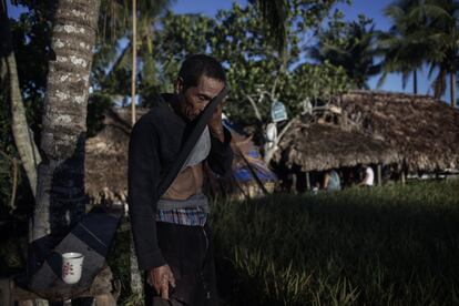 Lama toma un descanso tras dos horas de faena segando espigas de arroz. A las duras condiciones de trabajo del campo, con jornadas de trabajo de 12 horas a 40 grados de temperatura, se suma el riesgo que supone la erupción del volcán, los tifones y las inundaciones y corrimientos de tierra frecuentes en esta zona. Las autoridades locales, con apoyo de la Cooperación Española, han puesto en marcha un exitoso programa de prevención y gestión de emergencias.