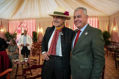 El actor británico Jeremy Irons y el alcalde de Sevilla, José Luis Sanz, posan juntos en la Feria de Abril el 6 de mayo de 2025.
