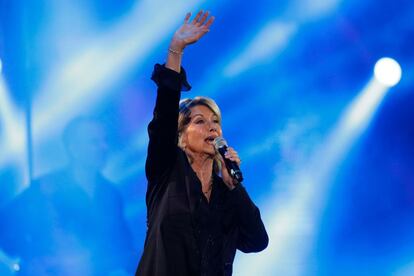 La cantante anlgo-australiana Olivia Newton-John actúa durante la 58º edición del Festival internacional de la canción de Viña del Mar (Chile).