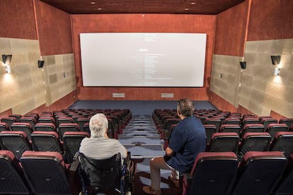 Los gestores de los cines Canal Salat de Ciutadella (Menorca) Juan Mayans (d) y Andreu Torres observan una de las salas vacías el 8 de septiembre.