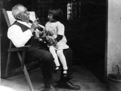 Merc&egrave; Rodoreda, en la falda de su abuelo Pere Gurgu&iacute;, en el mitificado jard&iacute;n