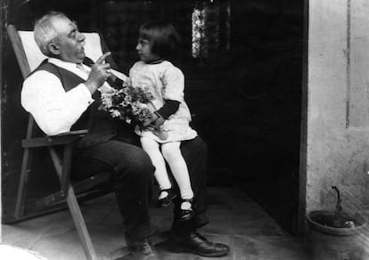 Merc&egrave; Rodoreda, en la falda de su abuelo Pere Gurgu&iacute;, en el mitificado jard&iacute;n