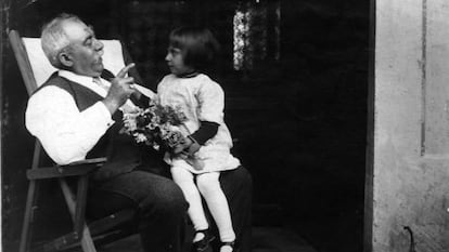 Merc&egrave; Rodoreda, en la falda de su abuelo Pere Gurgu&iacute;, en el mitificado jard&iacute;n