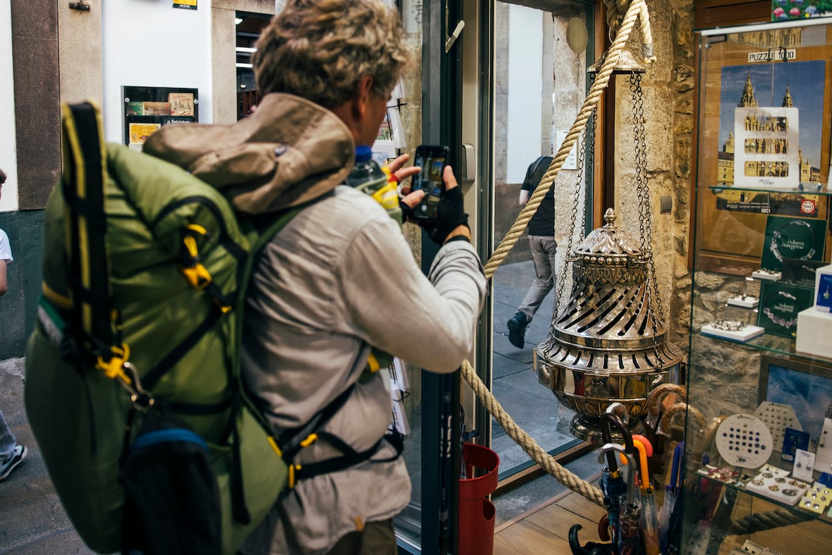 Las siete vidas del ‘souvenir’ en el Camino de Santiago: de un botafumeiro con 60 kilos de plata al imán chino de tres euros