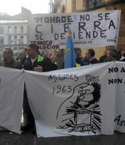 La plantilla de Tenneco, junto con trabajadores de otras empresas asturianas afectadas por cierres o reestructuraciones, han iniciado una concentración en la plaza de la Catedral de Oviedo.