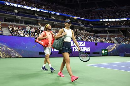 Badosa accede a la pista con Tsitsipas para una reciente exhibición.