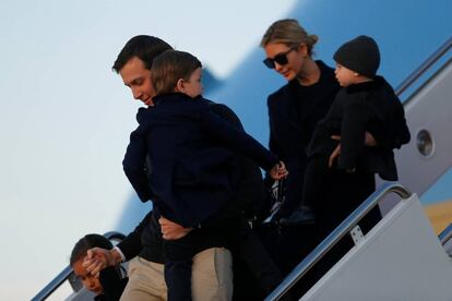 Kushner e Ivanka Trump bajando del Air Force One con sus hijos.