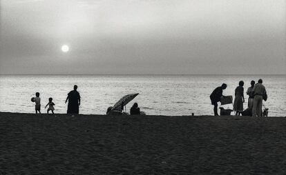 Ni&ntilde;os y adultos se relajan en una playa en Argel (Argelia) en 1999, a orillas del Mediterr&aacute;neo. 