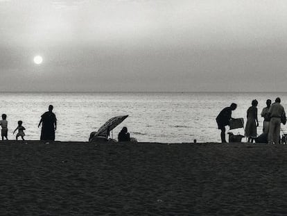 Ni&ntilde;os y adultos se relajan en una playa en Argel (Argelia) en 1999, a orillas del Mediterr&aacute;neo. 