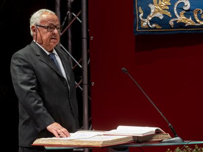 El consejero de Cultura y Turismo, Gonzalo Santonja, jura su cargo como consejero en la toma de posesión del Gobierno de Castilla y León, el 20 de abril de 2022, en Valladolid.