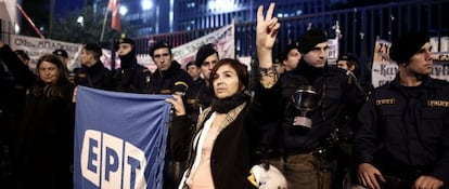 Protestas contra el cierre de ERT frente a la sede del canal en Atenas.