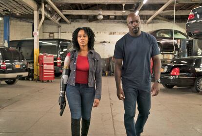 El 22 de junio, Netflix estrena la segunda temporada de la serie del superhéroe Luke Cage, que recuperamos ya convertido en una celebridad en las calles de Harlem. Ser tan visible ha aumentado su necesidad de proteger a su comunidad y encontrar los límites entre a quién puede y no puede salvar.