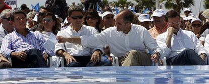 De izquierda a derecha, Federico Trillo, Vicente Rambla, Francisco Camps y Mariano Rajoy, en el mitin del PP de ayer en Alicante.