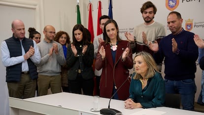 La alcaldesa de Pamplona, Cristina Ibarrola, durante la rueda de prensa con su equipo en el Ayuntamiento, tras conocer la moción de censura que dará la alcaldía a EH Bildu.