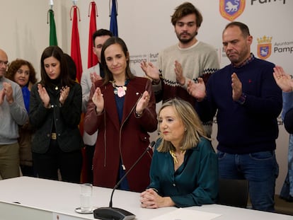 La alcaldesa de Pamplona, la regionalista Cristina Ibarrola, durante la rueda de prensa con el apoyo de todo su equipo en el Ayuntamiento de Pamplona, ante la moción de censura recibida esta mañana, que dará la alcaldía a EH Bildu.