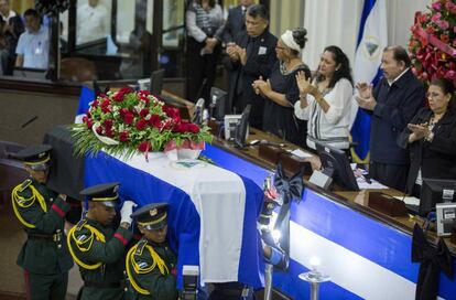 El presidente nicarag&uuml;ense, Daniel Ortega, aplaude al paso del ata&uacute;d con el cuerpo de Ren&eacute; N&uacute;&ntilde;ez. 