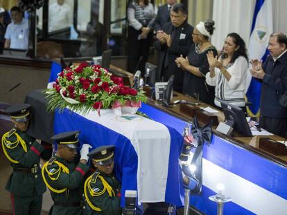 El presidente nicarag&uuml;ense, Daniel Ortega, aplaude al paso del ata&uacute;d con el cuerpo de Ren&eacute; N&uacute;&ntilde;ez. 