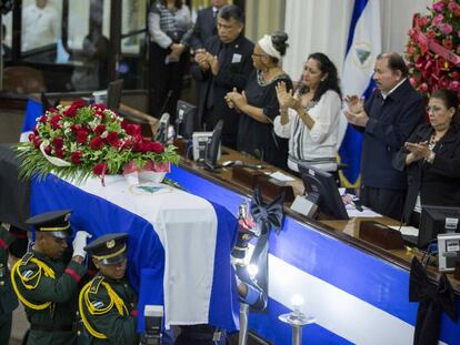 El presidente nicarag&uuml;ense, Daniel Ortega, aplaude al paso del ata&uacute;d con el cuerpo de Ren&eacute; N&uacute;&ntilde;ez. 