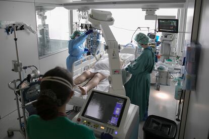 Una mujer enferma de covid es atendida en la UCI del Hospital de Bellvitge, en Hospitalet de Llobregat (Barcelona), en febrero de 2021.