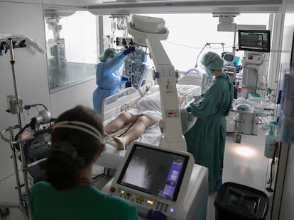 Una mujer enferma de covid es atendida en la UCI del Hospital de Bellvitge, en Hospitalet de Llobregat (Barcelona), en febrero de 2021.