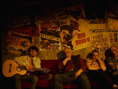 Una escena de la obra 'Breu introducció al western', en la sala Flyhard de Barcelona