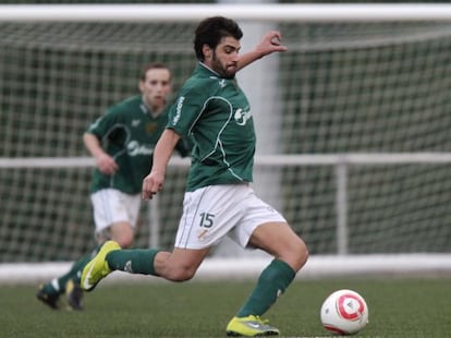 El ciclista Oscar Pereiro, en un partido de fútbol en 2011 con el Coruxo B. 