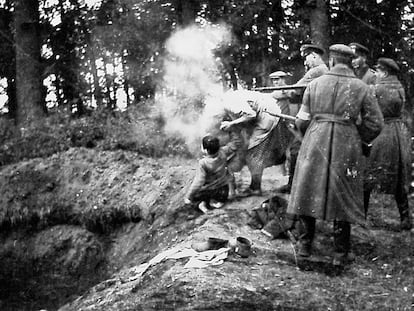 Asesinato de una familia judía en Miropol (Ucrania), el 13 de octubre de 1941. Imagen tomada por Lubomir Skrovina.
