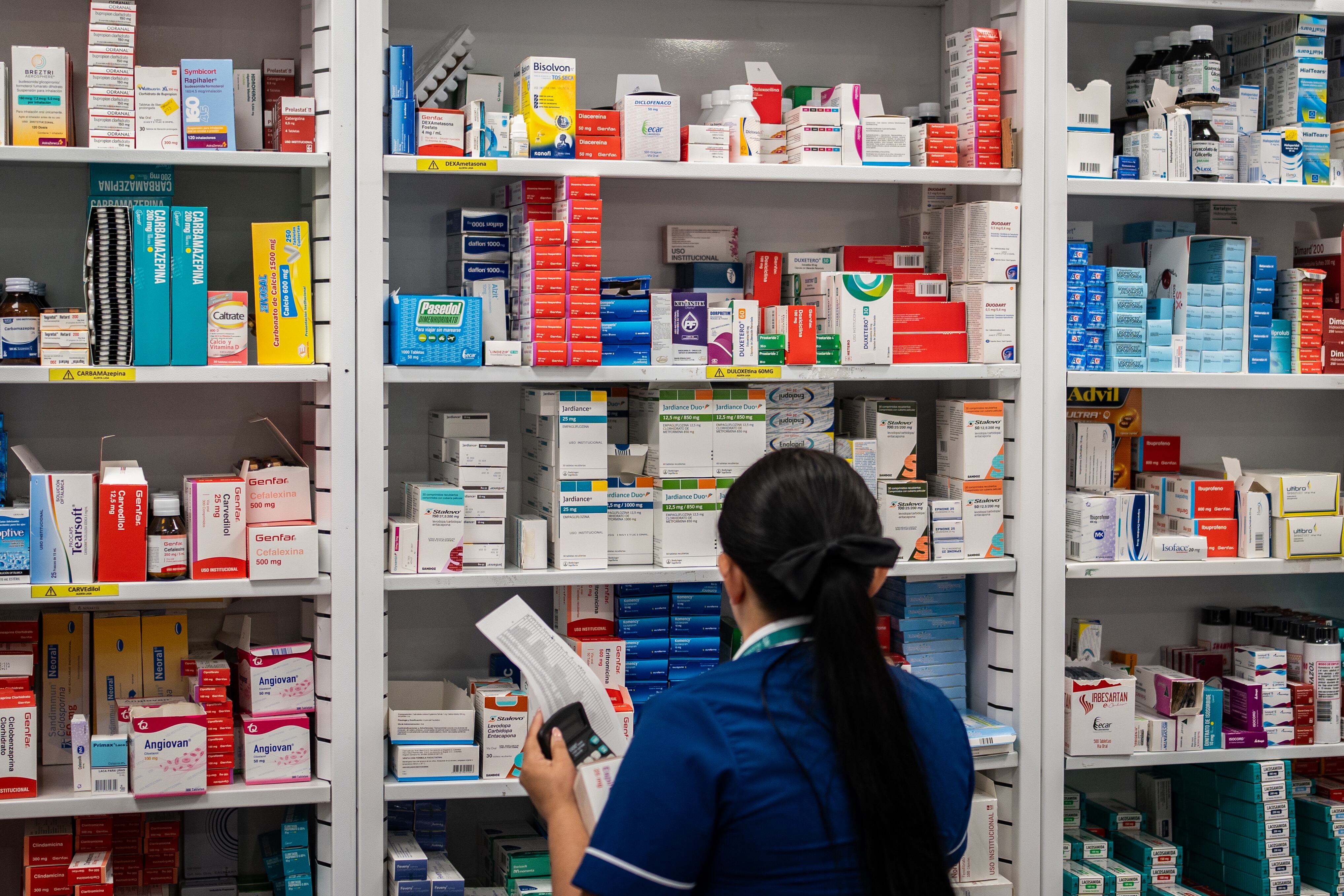 Una mujer busca unos medicamentos, en la farmacia del Hospital de Bosa.
