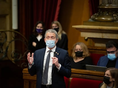 El conseller de Educación, Josep Gonzàlez-Cambray, interviene en un pleno del Parlament de Cataluña.