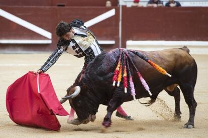 El diestro Juan del Álamo durante la corrida del Día del Blusa de Vitoria.