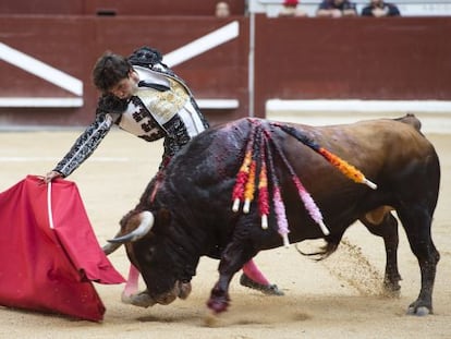 El diestro Juan del Álamo durante la corrida del Día del Blusa de Vitoria.