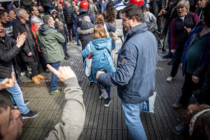 El presidente de Vox en Gipuzkoa, Juan de Dios Dávila, en medio de los altercados.