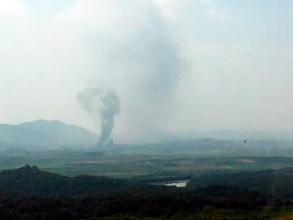 Coluna de fumaça na cidade fronteiriça de Kaesong, Coreia do Norte, vista do território sul-coreano. No vídeo, imagens da explosão nesta terça-feira (legendas em espanhol).