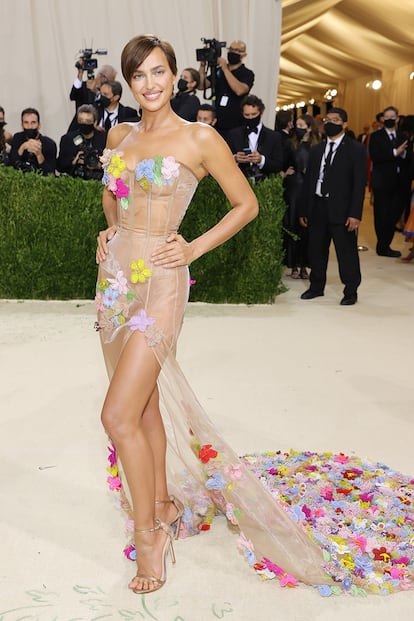 Irina Shayk sorprendi con este vestido transparente con flores bordadas de Jeremy Scott y con nuevo corte de pelo.