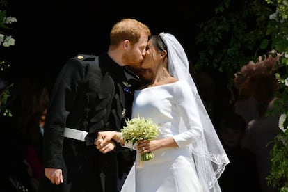 Príncipe Harry e Meghan Markle se beijam depois da cerimônia na capela de São Jorge.