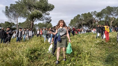 Una joven rumbo a la explanada donde se celebra el botellón de San Cemento.
