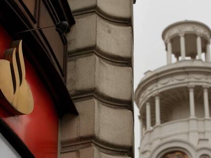 Logotipo de Banco Santander en una oficina de Madrid