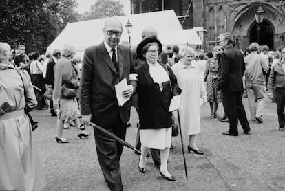 Philip Larkin, con su pareja, Monica Jones, en el funeral por el poeta laureado John Betjeman en la Abadía de Westminster el 29 de junio de 1984, en Londres.