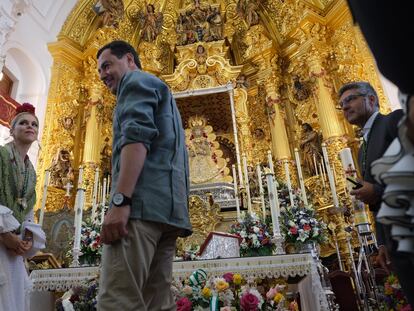 El presidente de la Junta de Andalucía, Juan Manuel Moreno, en la ermita de El Rocío (Huelva).