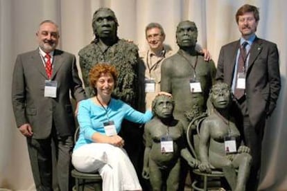 El equipo de la exposición <i>Homínidos y homínidas</i> posa con otras especies como si estuvieran en un congreso<i>.</i>