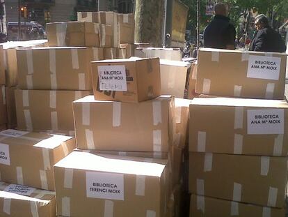 Cajas con los libros de Terenci, Ana Maria Moix y Gil de Biedma, el pasado 23 de abril en una calle de Barcelona.