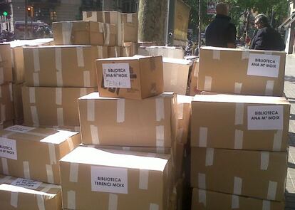 Cajas con los libros de Terenci, Ana Maria Moix y Gil de Biedma, el pasado 23 de abril en una calle de Barcelona.