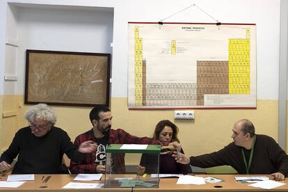Componentes de una mesa electoral en un instituto de Sevilla. 